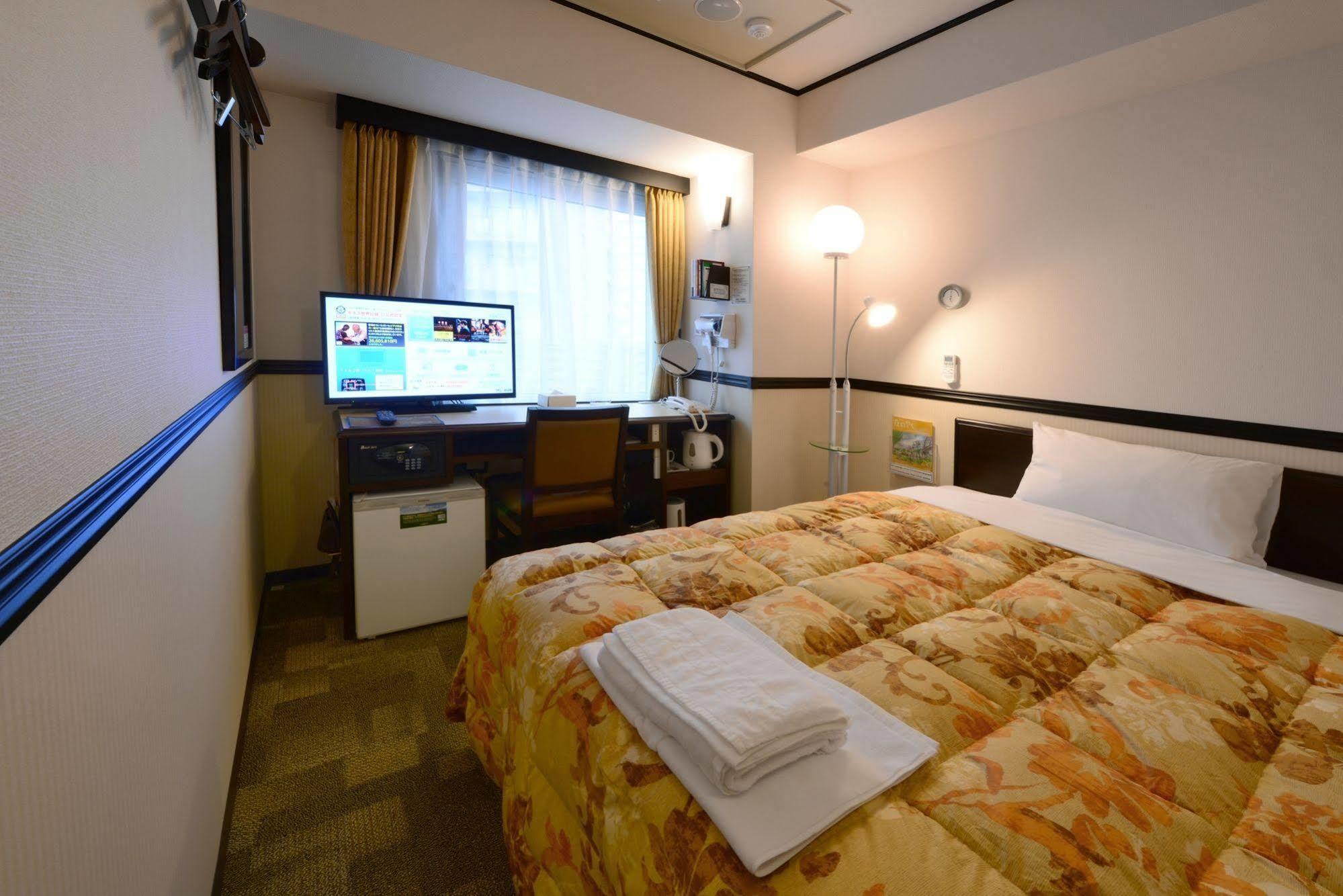 Toyoko Hanshin Ekimae 3*
