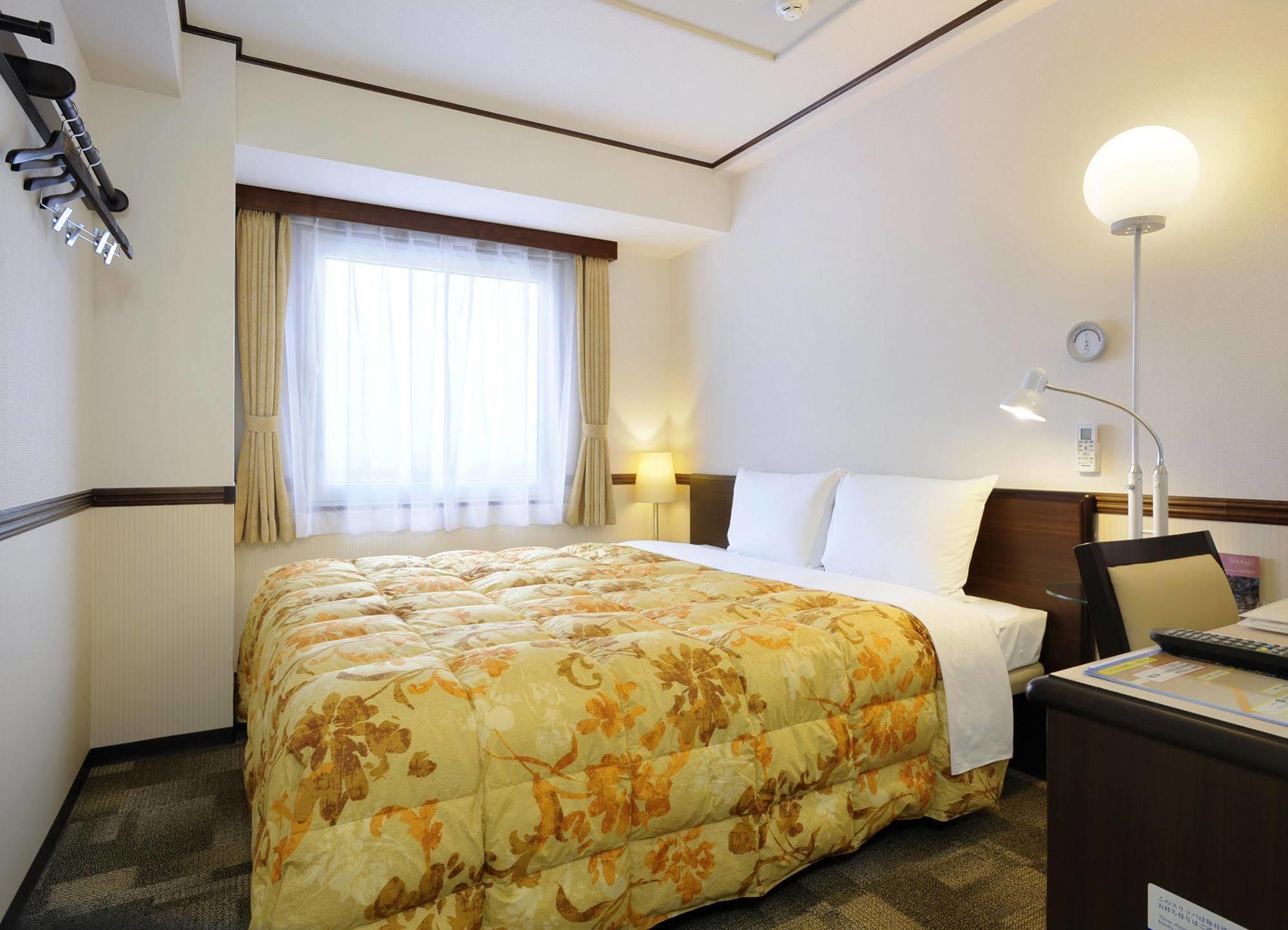 Toyoko Hanshin Ekimae 3*